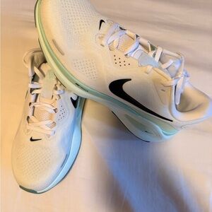 Women’s Nike structure 26